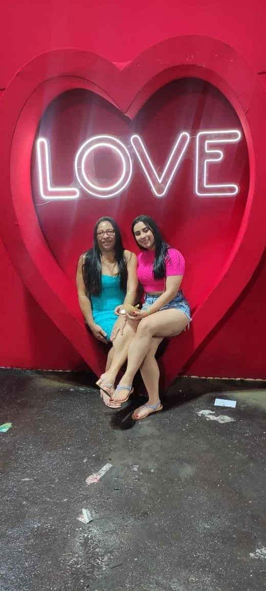 Mãe e Filha tesudas. O que fariam com elas? image 1