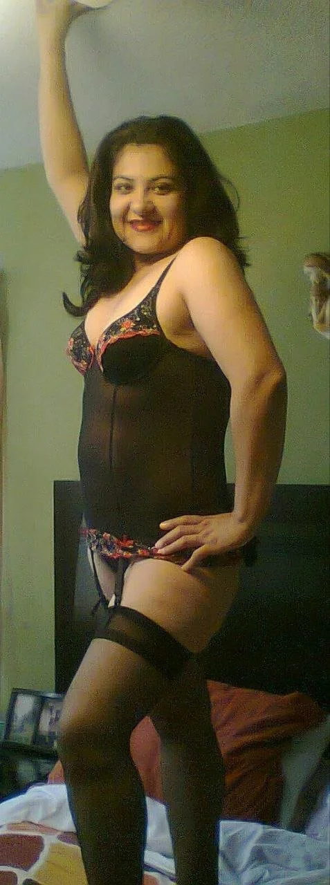 Esposa iniciándose como escort rica Puta en lenceria😈😈 image 2