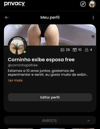 Minha esposa tomando um banho bem gostoso e quentinho para vcs .. cover image