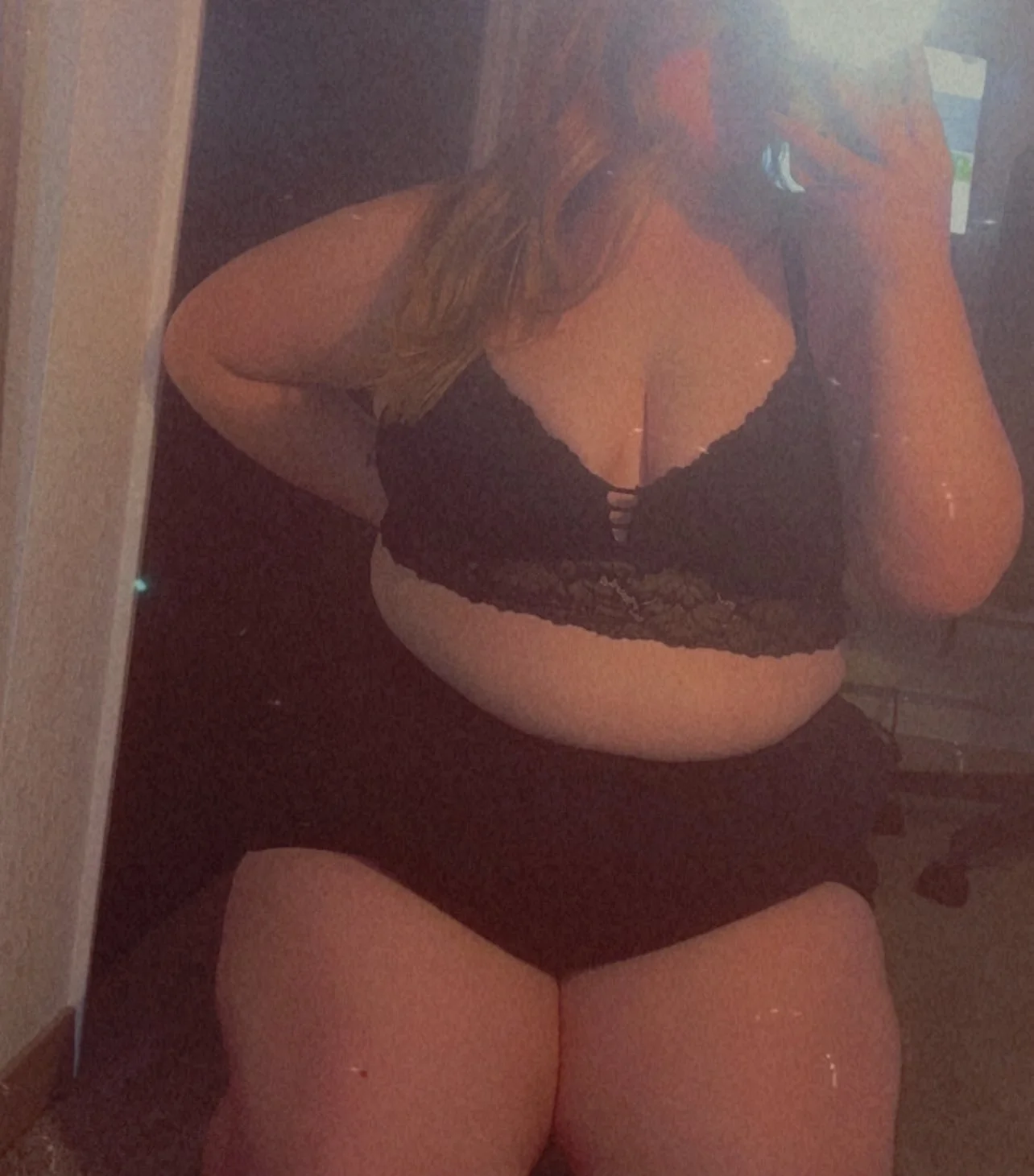 BBW redhead Ariel image 3