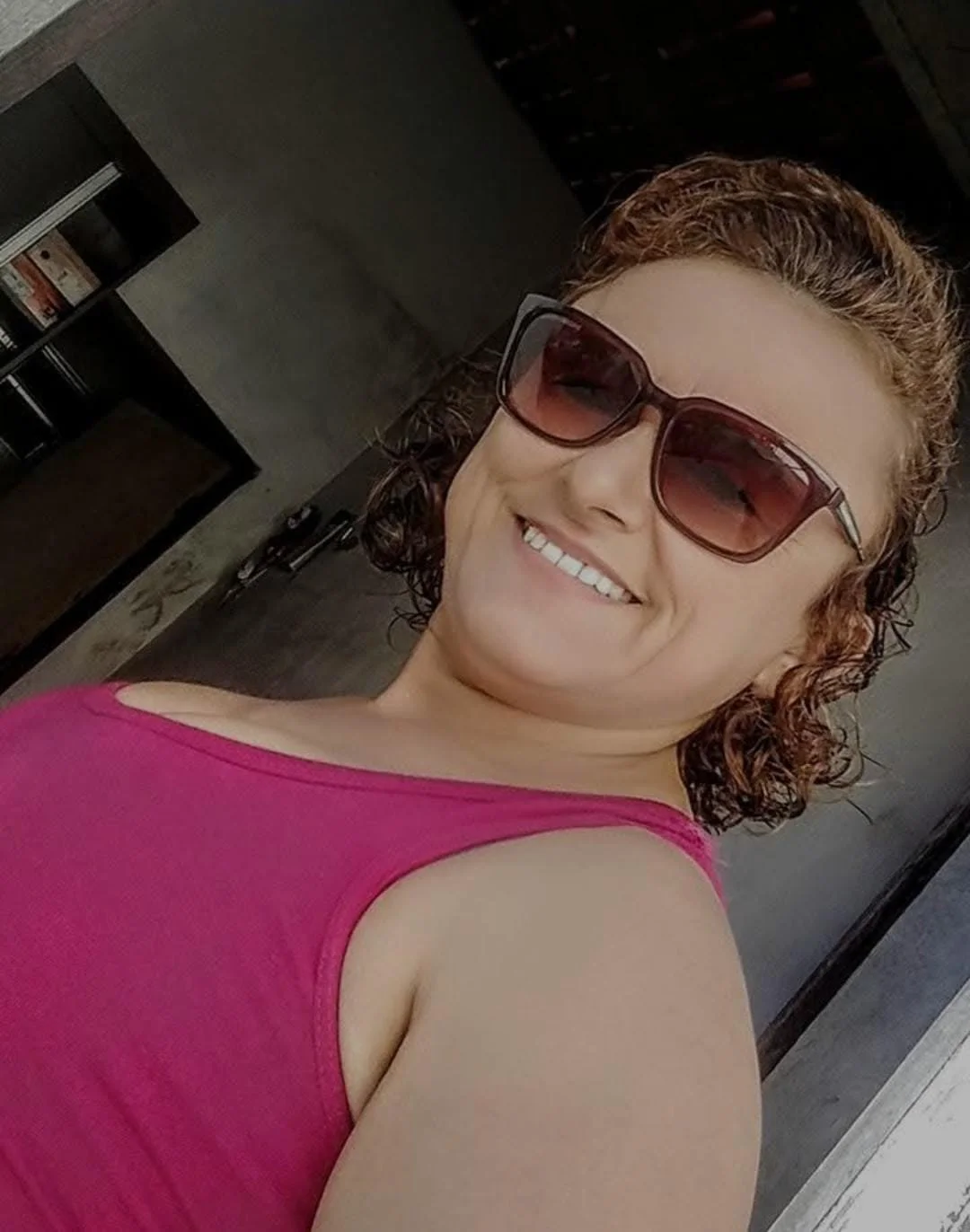 o que fariam com a mãe do meu amigo?(só tenho essas fotos) main image