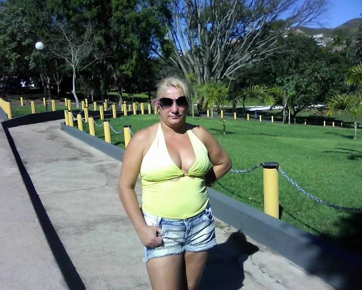 Titia de shortinho ebcom camisa decotada, os peitos da minha tia são uma delicia. main image