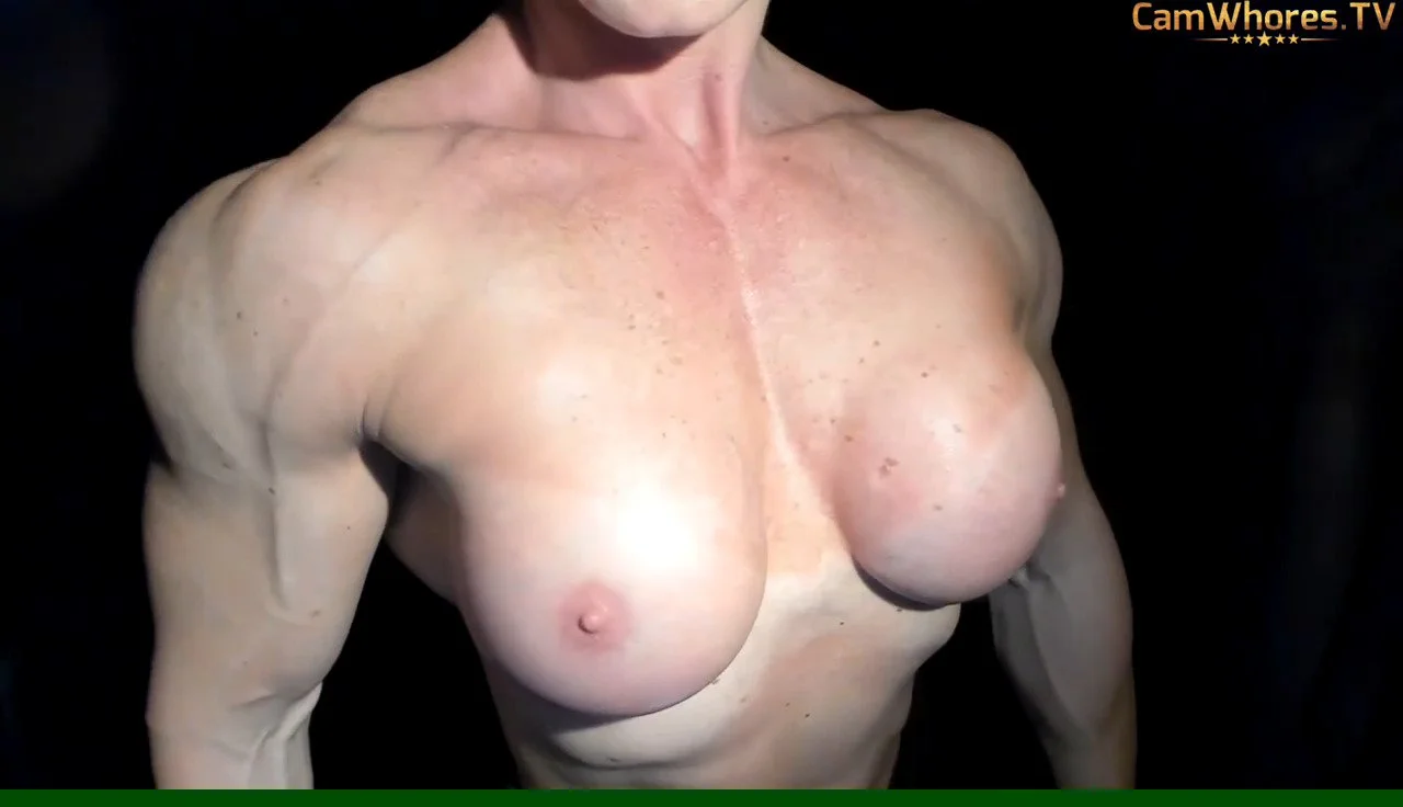 Lesbian bodybuilding sex, masturbating her hypertrophic muscles with her lips image 26