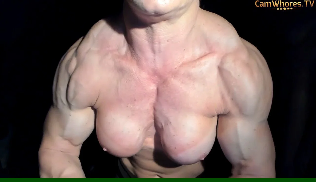 Lesbian bodybuilding sex, masturbating her hypertrophic muscles with her lips image 27