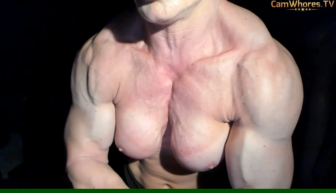 Lesbian bodybuilding sex, masturbating her hypertrophic muscles with her lips image 28