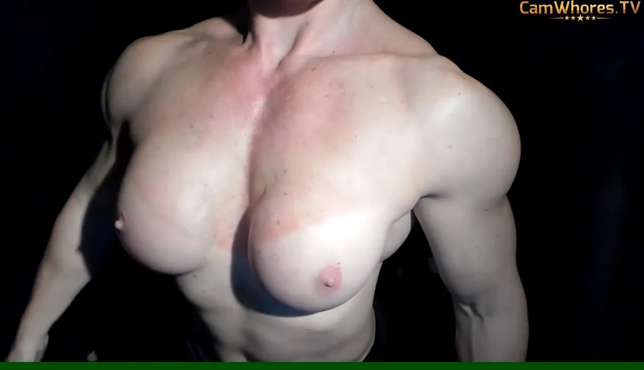 Lesbian bodybuilding sex, masturbating her hypertrophic muscles with her lips image 36