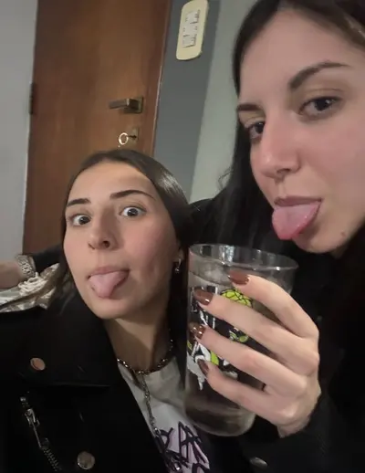Trolas Argentinas amigas calientes Flacas sexys culonas con mini tetas besándose nudes cover image