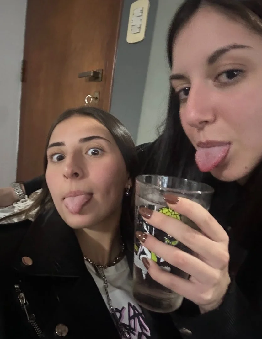 Trolas Argentinas amigas calientes Flacas sexys culonas con mini tetas besándose nudes image 1