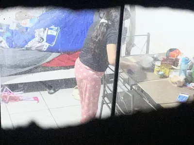 Espío a mi vecina buenota bañándose cover image