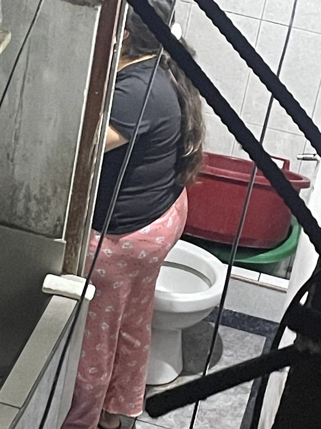 Espío a mi vecina buenota bañándose image 16