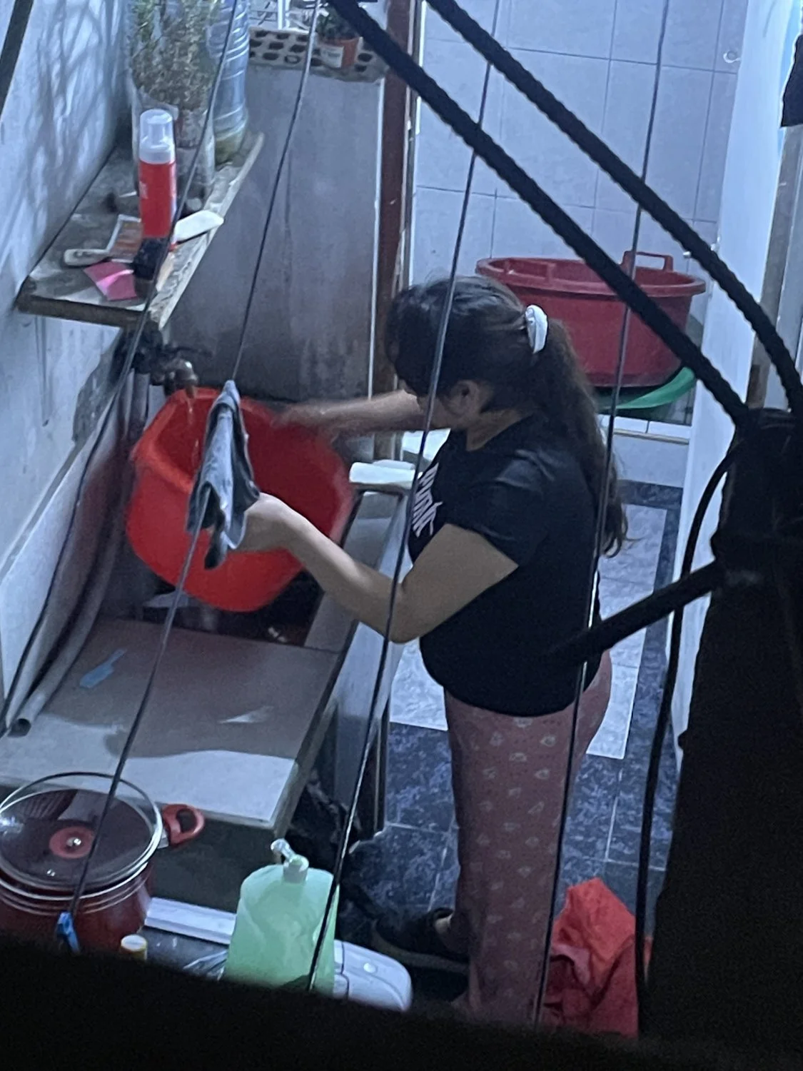 Espío a mi vecina buenota bañándose image 17
