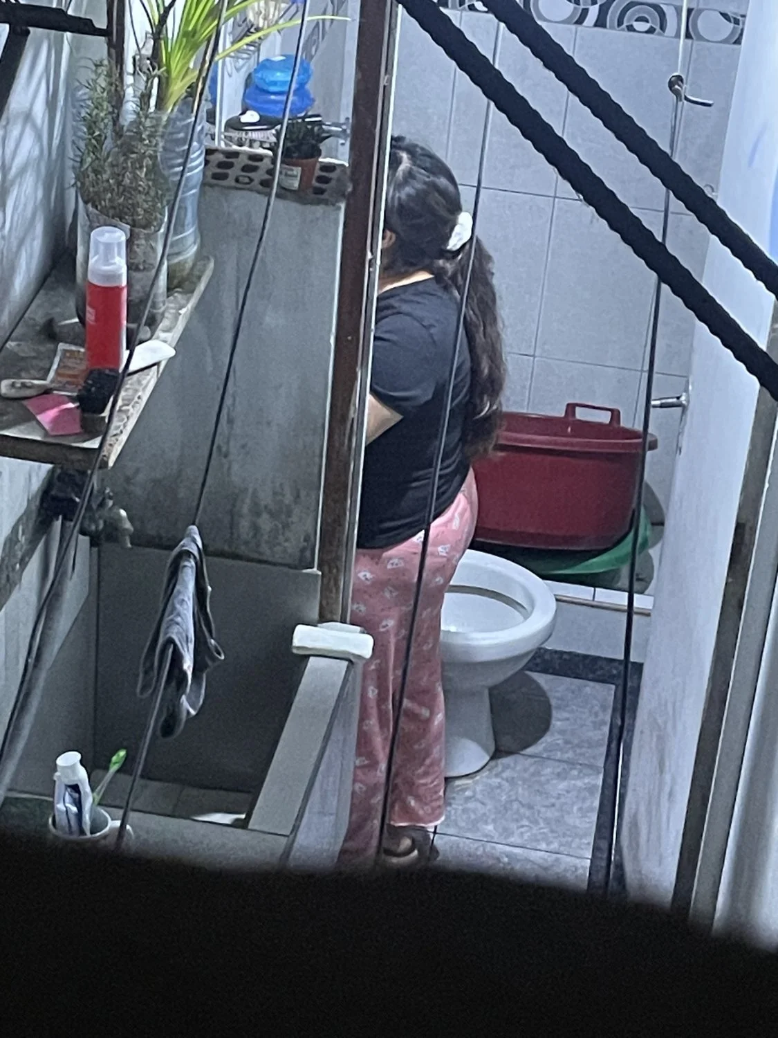 Espío a mi vecina buenota bañándose image 18