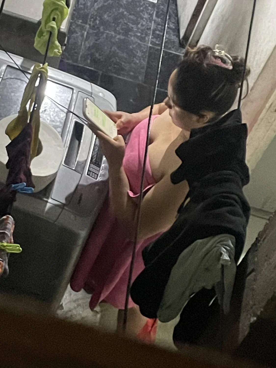 Espío a mi vecina buenota bañándose image 19