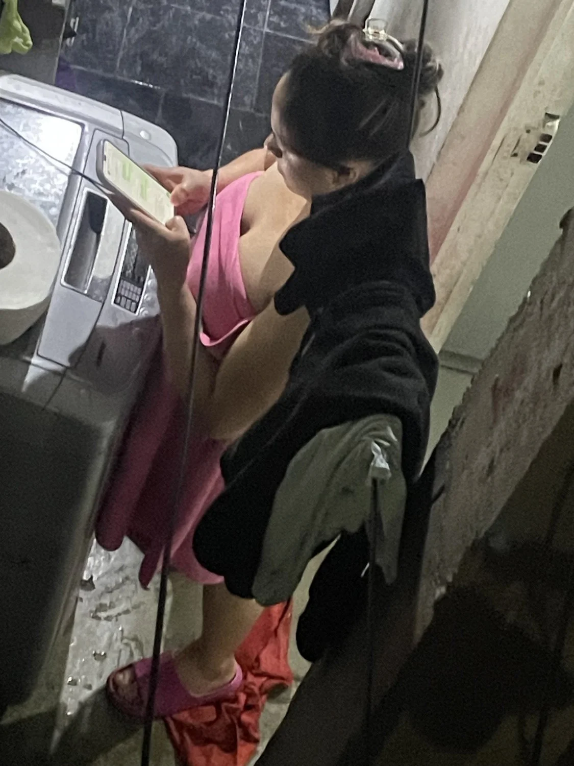 Espío a mi vecina buenota bañándose image 20