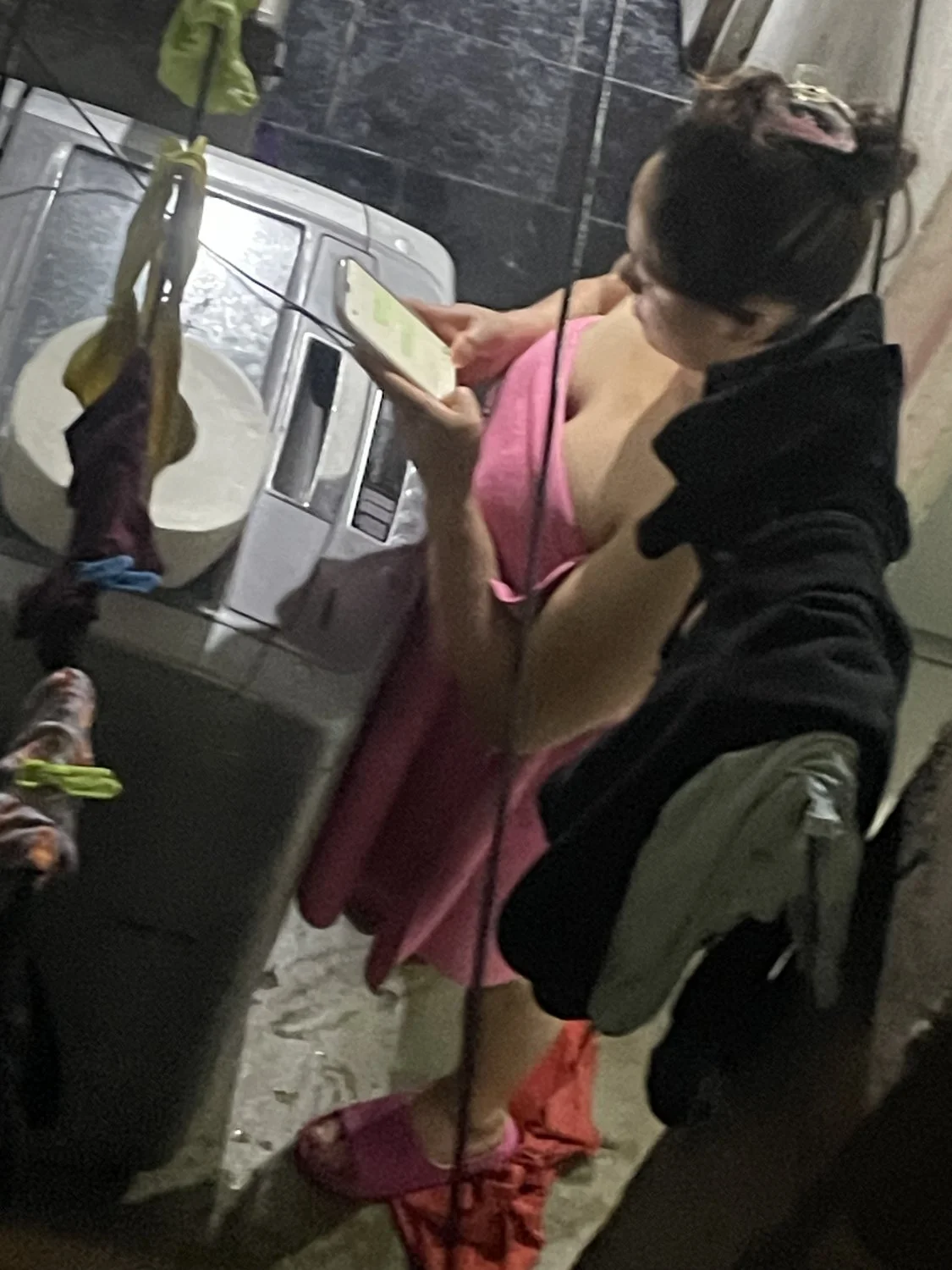 Espío a mi vecina buenota bañándose image 22