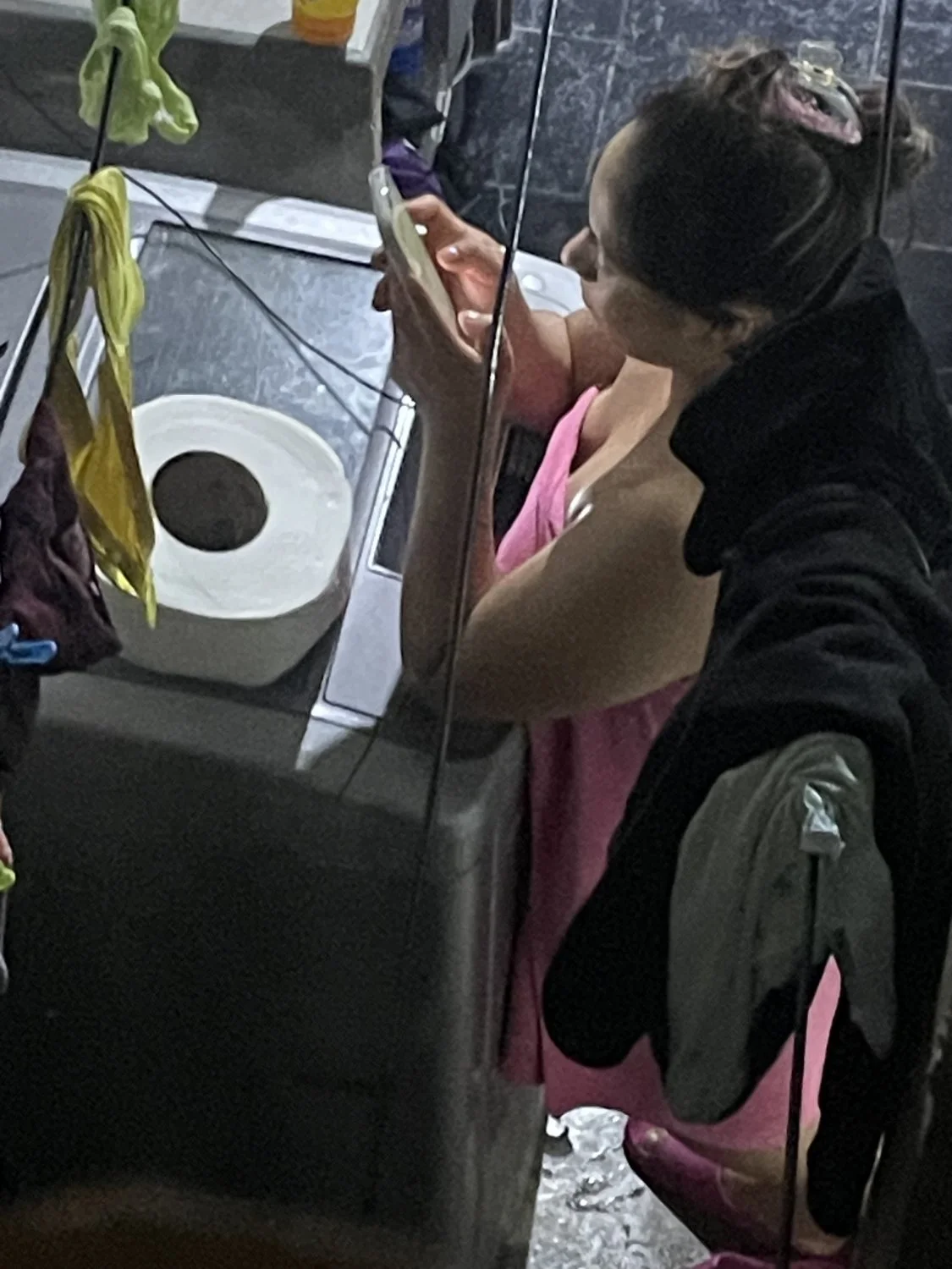 Espío a mi vecina buenota bañándose image 23