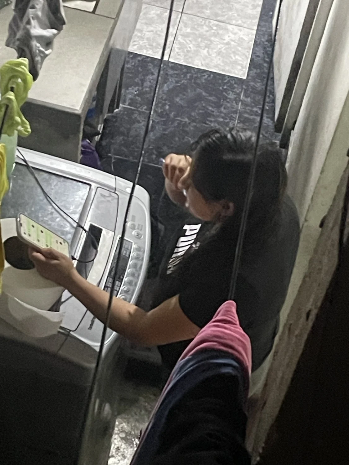 Espío a mi vecina buenota bañándose image 32