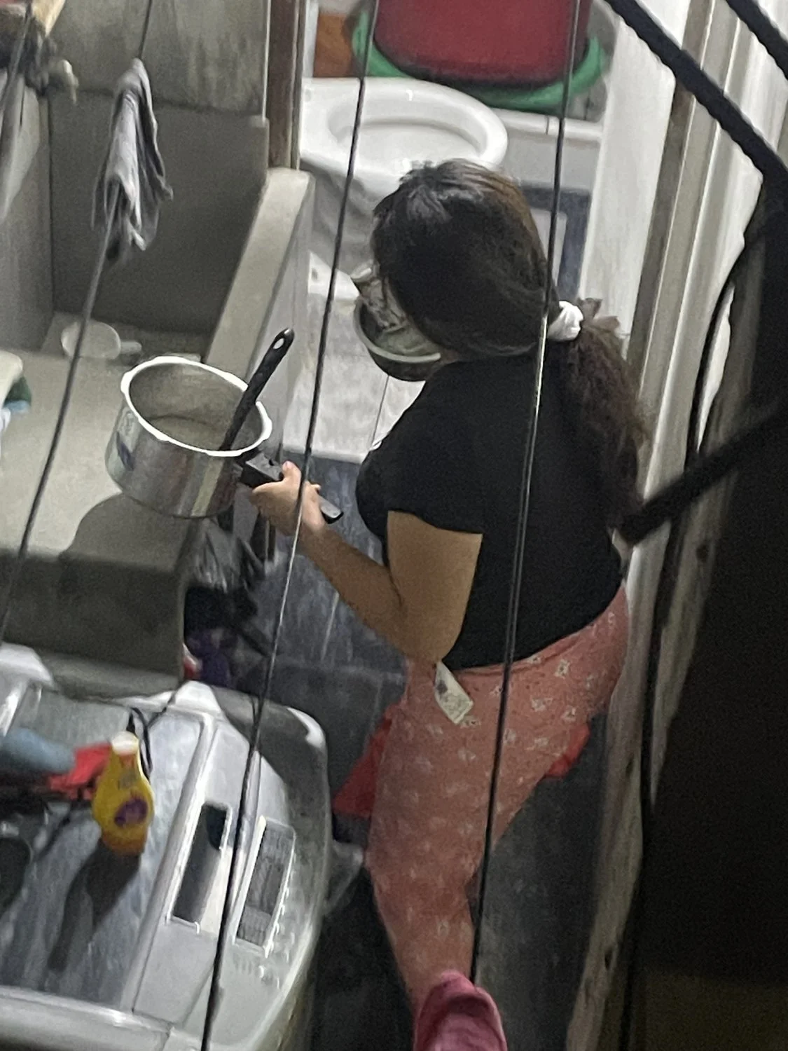 Espío a mi vecina buenota bañándose image 5