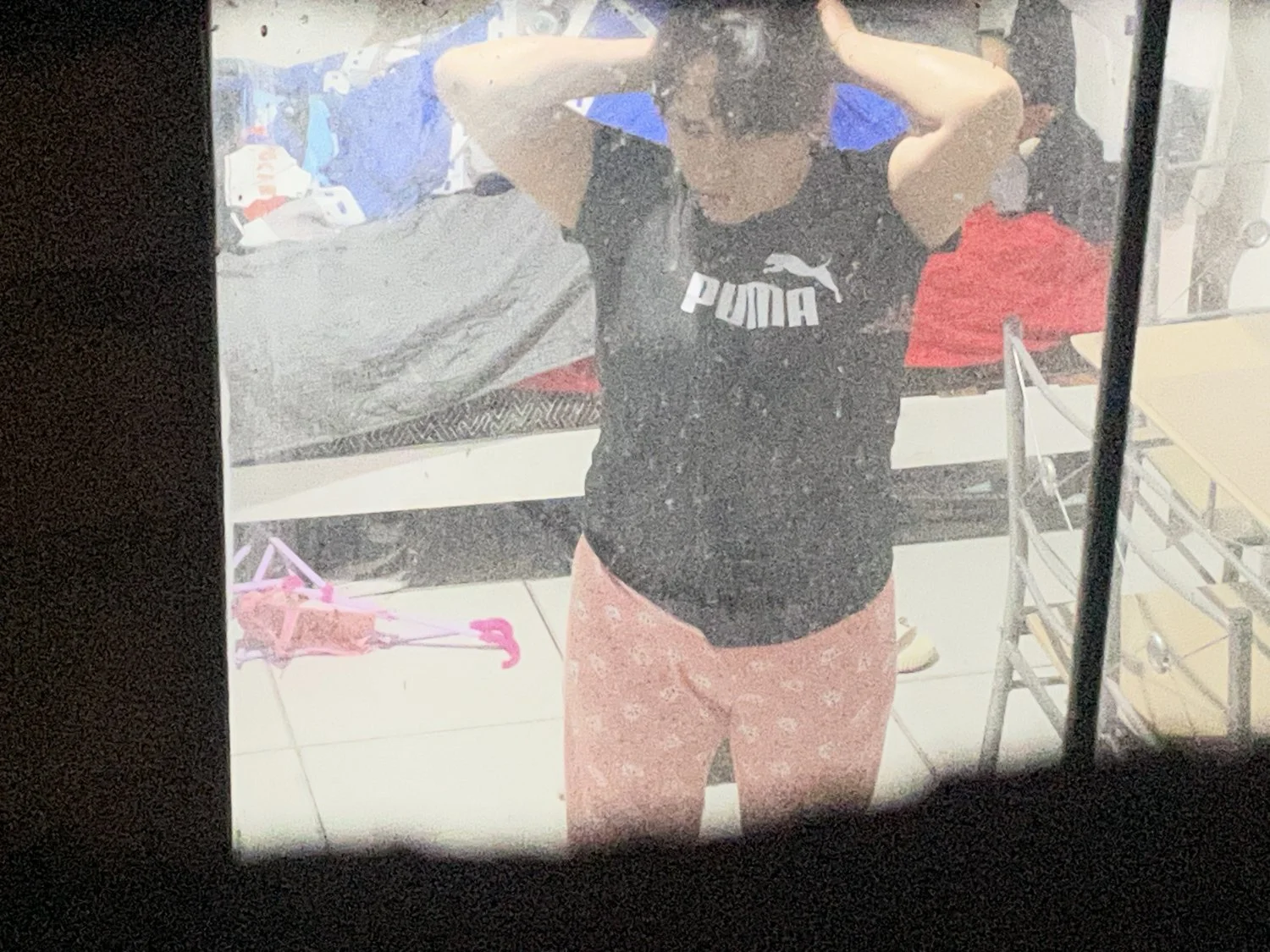 Espío a mi vecina buenota bañándose image 7