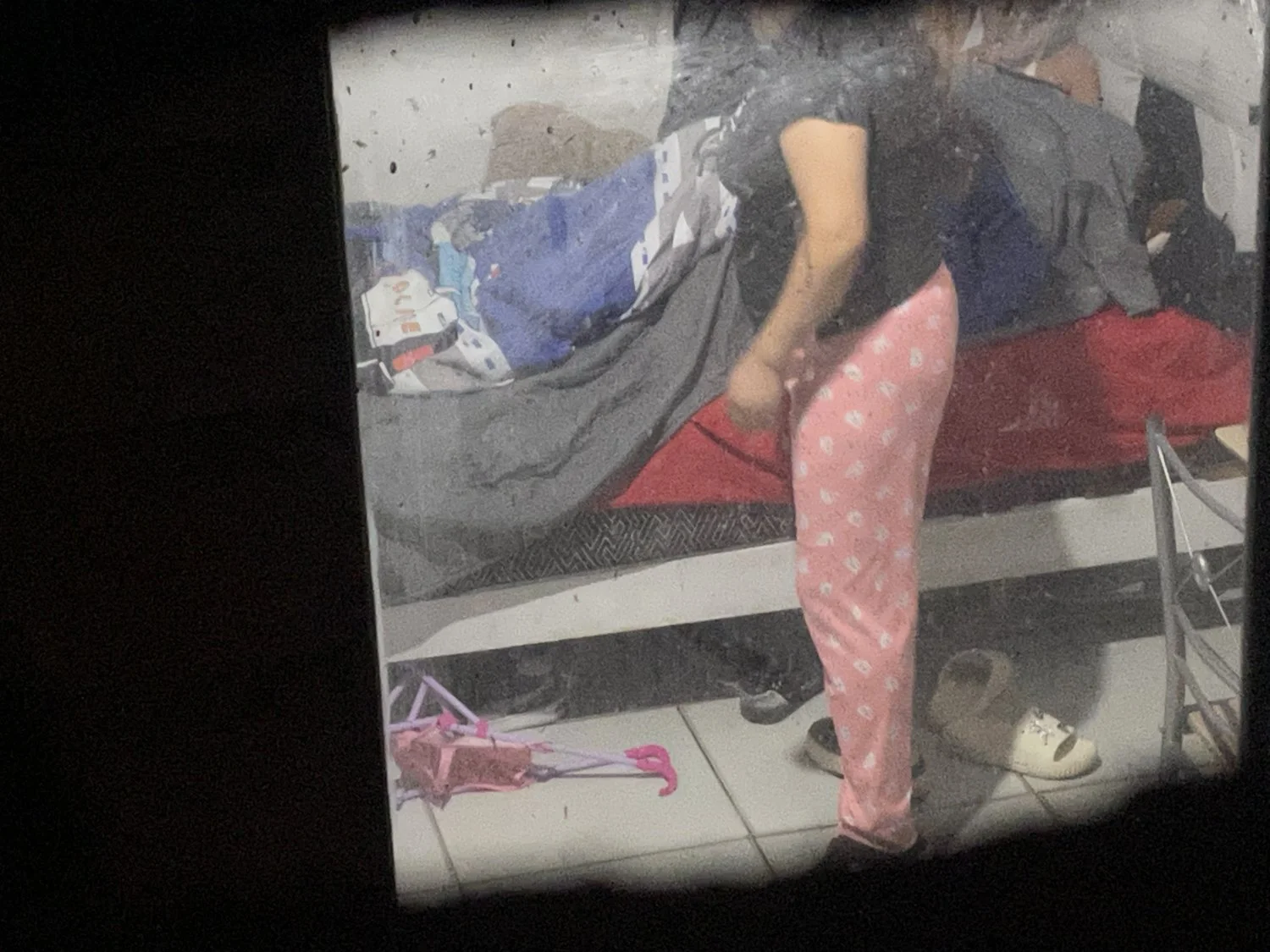 Espío a mi vecina buenota bañándose image 8