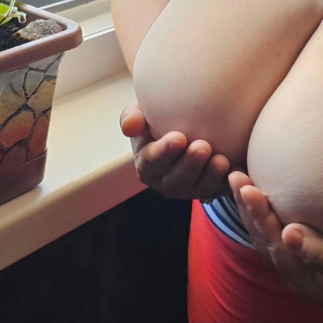 Curvy busty milf Neli image 10