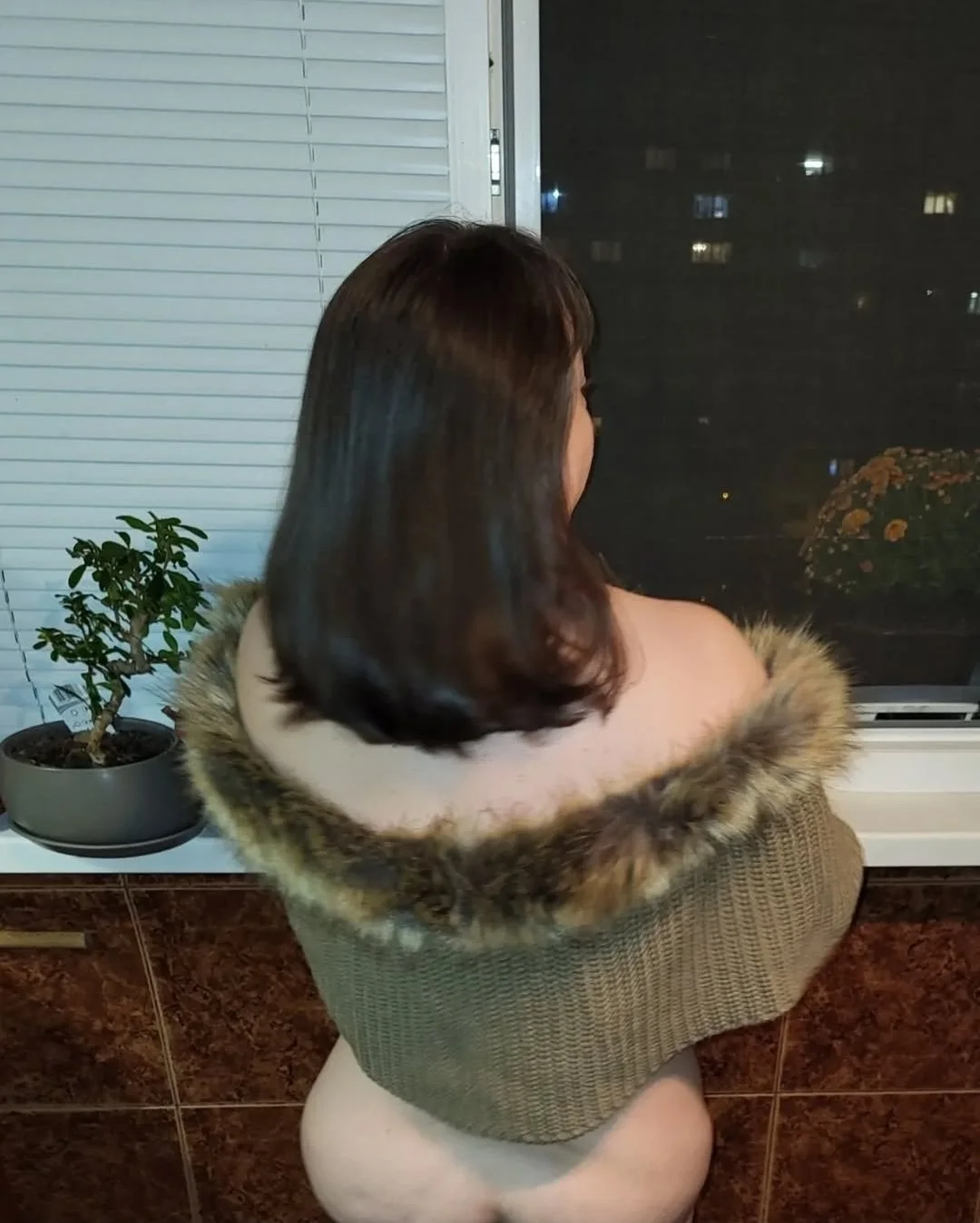 Curvy busty milf Neli image 2