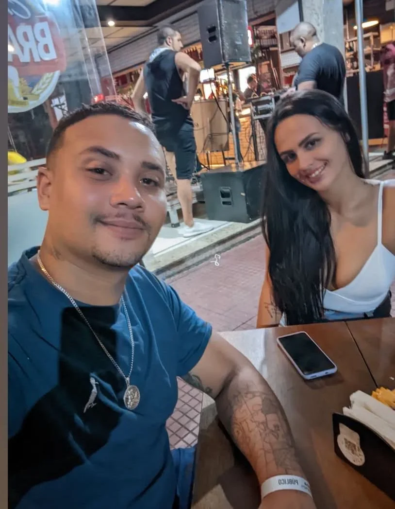 Vazou casal! morena rabuda gostosa caiu na net vazada pelo marido corno! main image