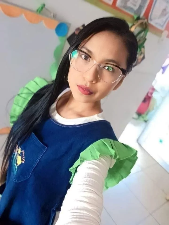 Maestra en salon de clases se exhibe image 2