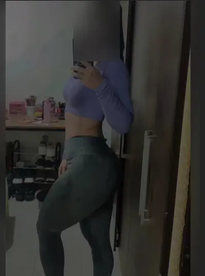 Novinha da academia agachando gostoso cover image