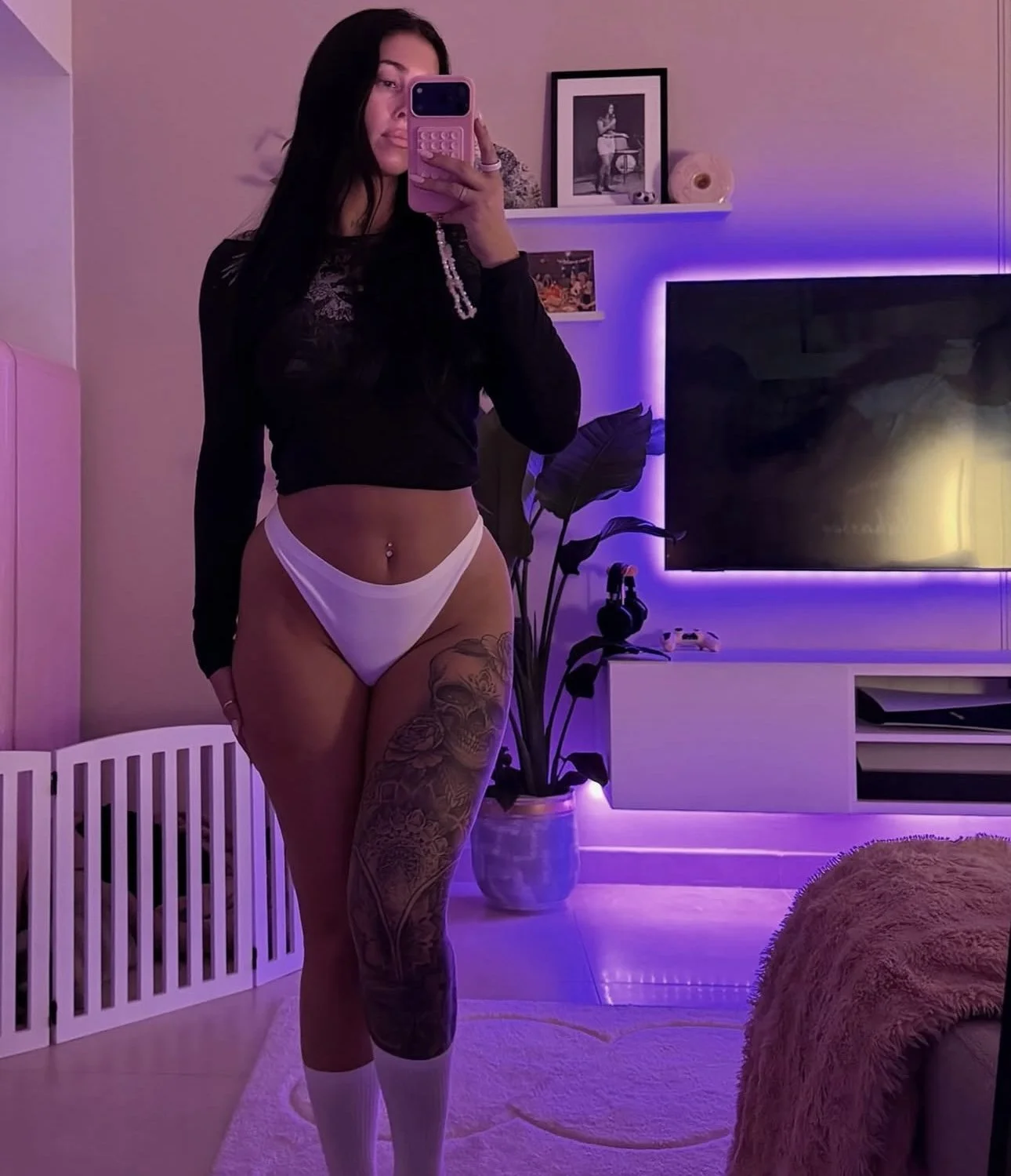 Dm me for all her shit image 5