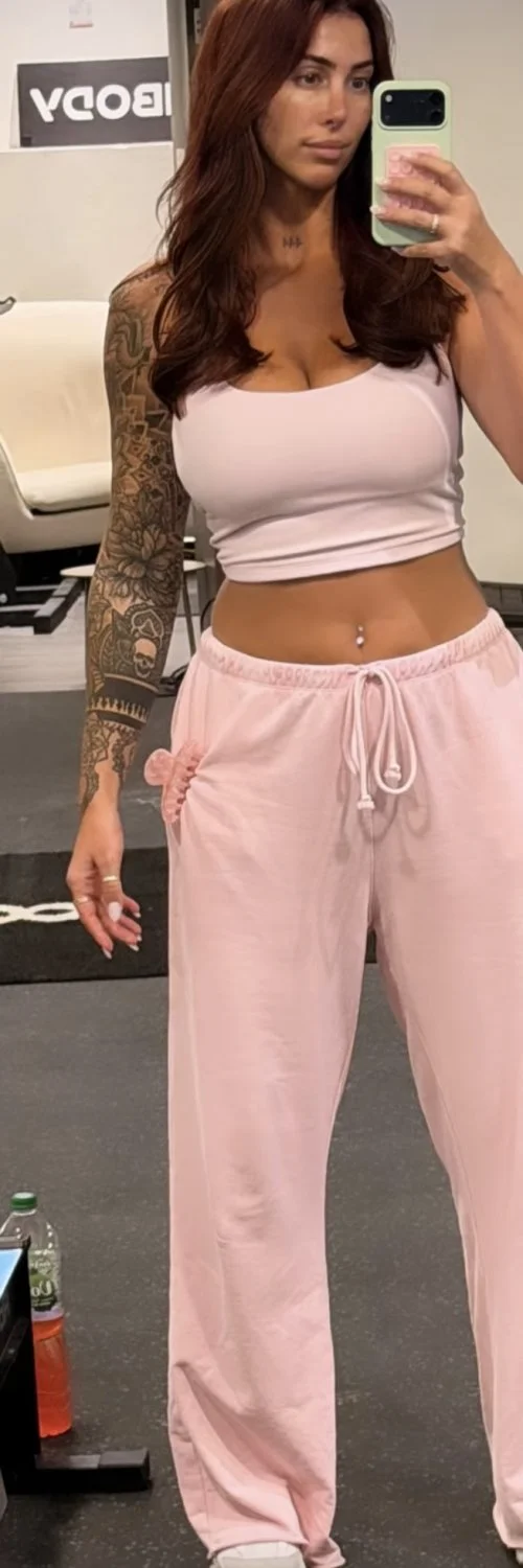 Dm me for all her shit image 7