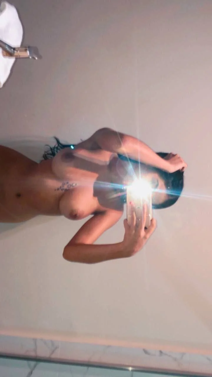 Novinha branquinha gostosa adora manda nudes pro amante!!! novinha, vazou, vazada, amador, vazados main image