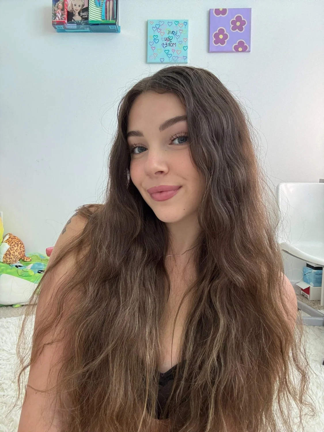 Carinha de menina e corpo de gostosa abrindo o cuzinho main image