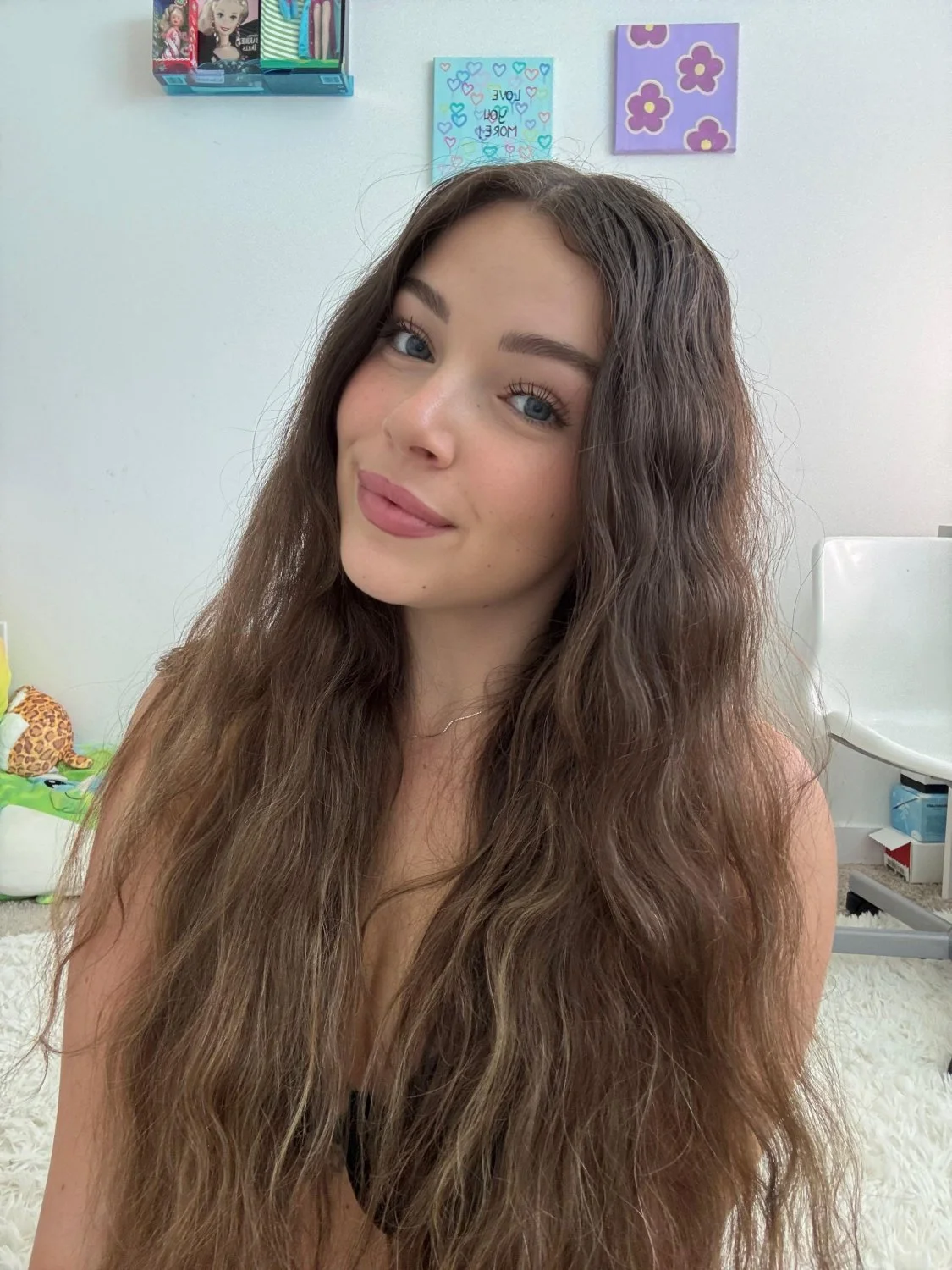 Carinha de menina e corpo de gostosa abrindo o cuzinho image 7