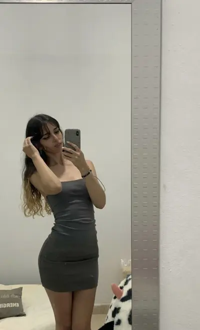 Magrinha gostosa de óculos se exibindo cover image