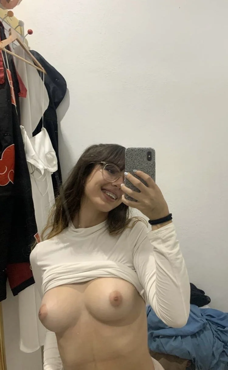 Magrinha gostosa de óculos se exibindo image 6