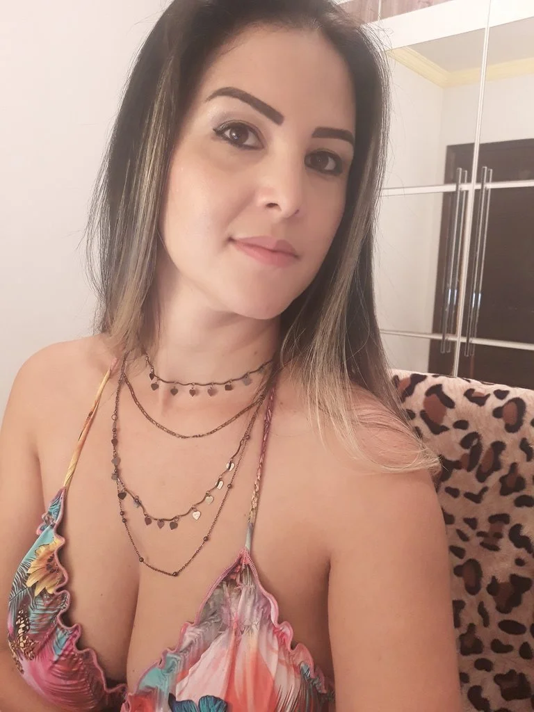 Novinha vaza do a namorada dando prós amigos image 6