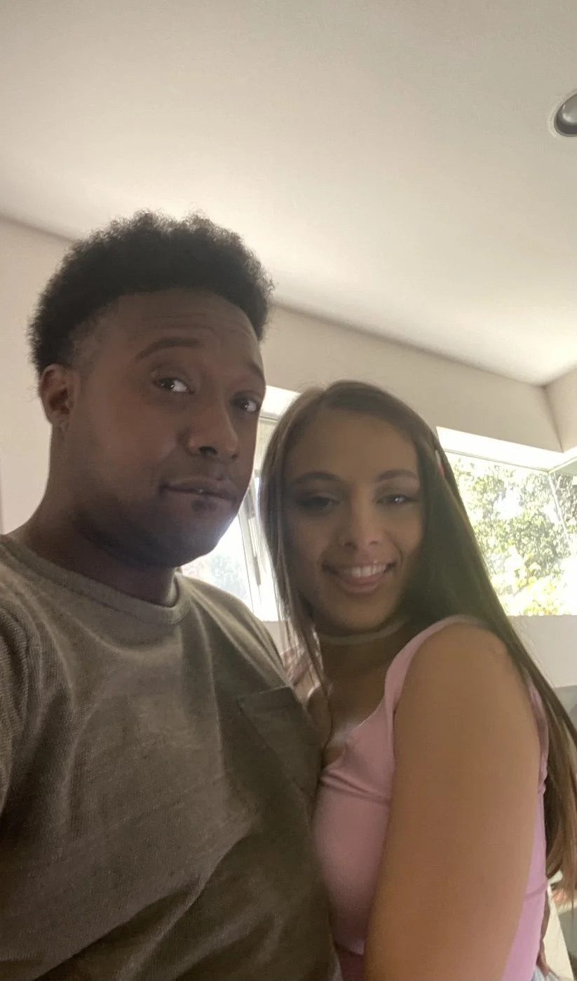 Padrasto supremacista descobre que enteada está se relacionando com negros e puni da pior forma: image 25