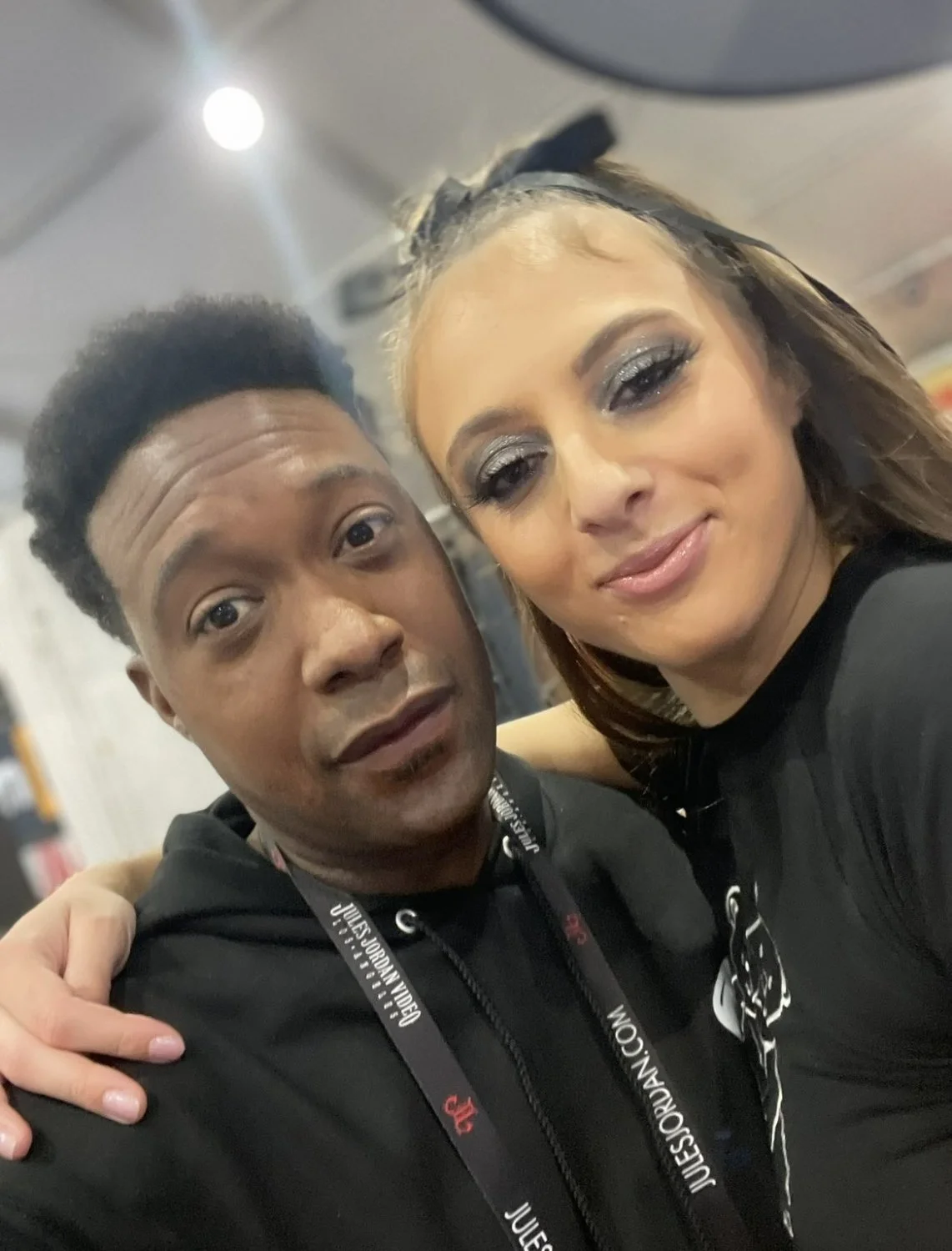 Padrasto supremacista descobre que enteada está se relacionando com negros e puni da pior forma: image 27