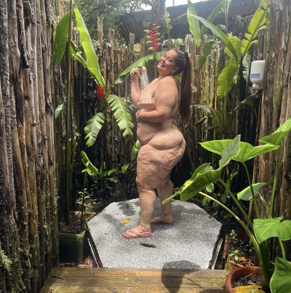 Thick mature Latina main image
