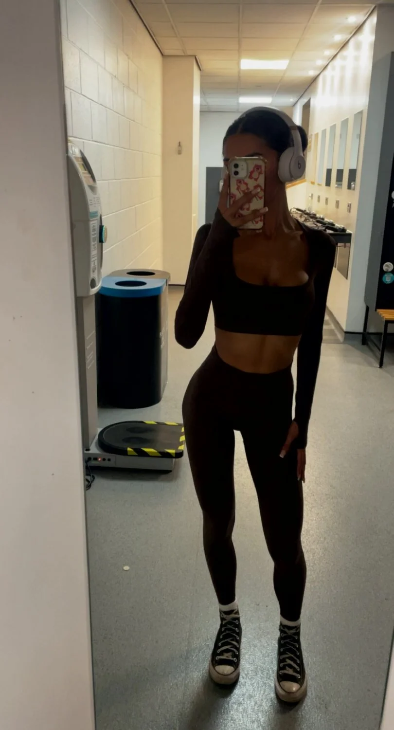 Simple & sexy ready for you tonight image 2