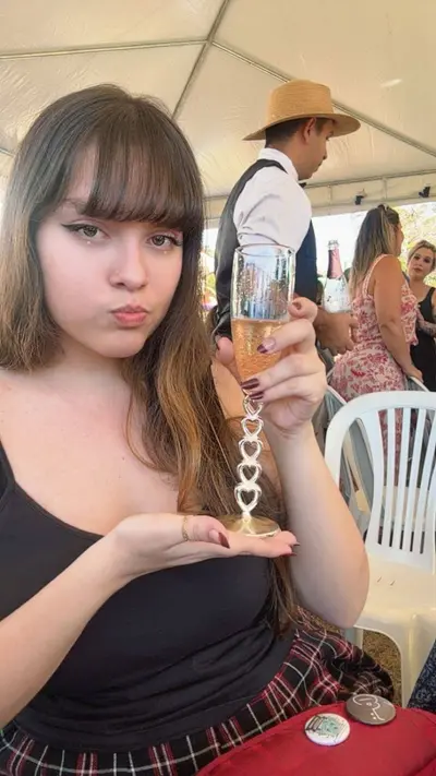 Branquinha peituda vazada mandando nudes dos peitos e do cuzinho gostoso cover image