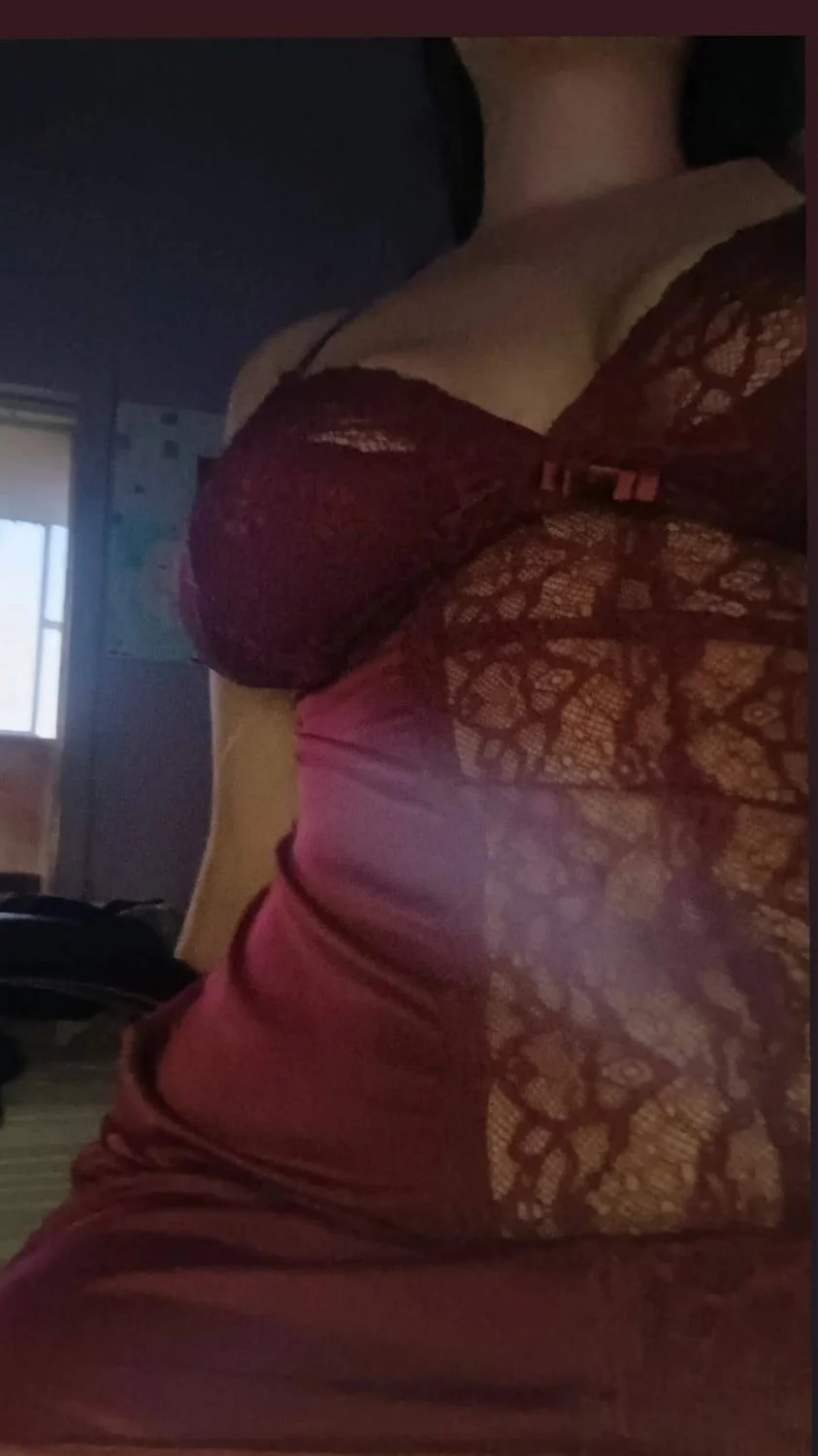 Branquinha peituda vazada mandando nudes dos peitos e do cuzinho gostoso image 4