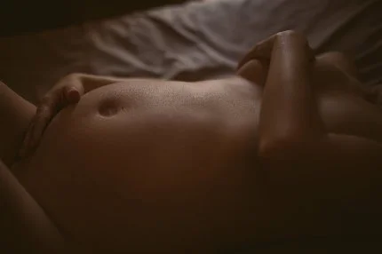 Pregnant boudoir main image
