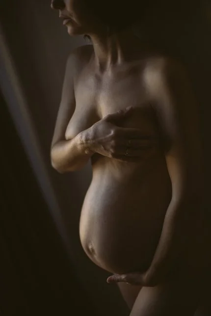 Pregnant boudoir image 10