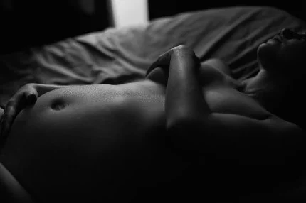 Pregnant boudoir image 7