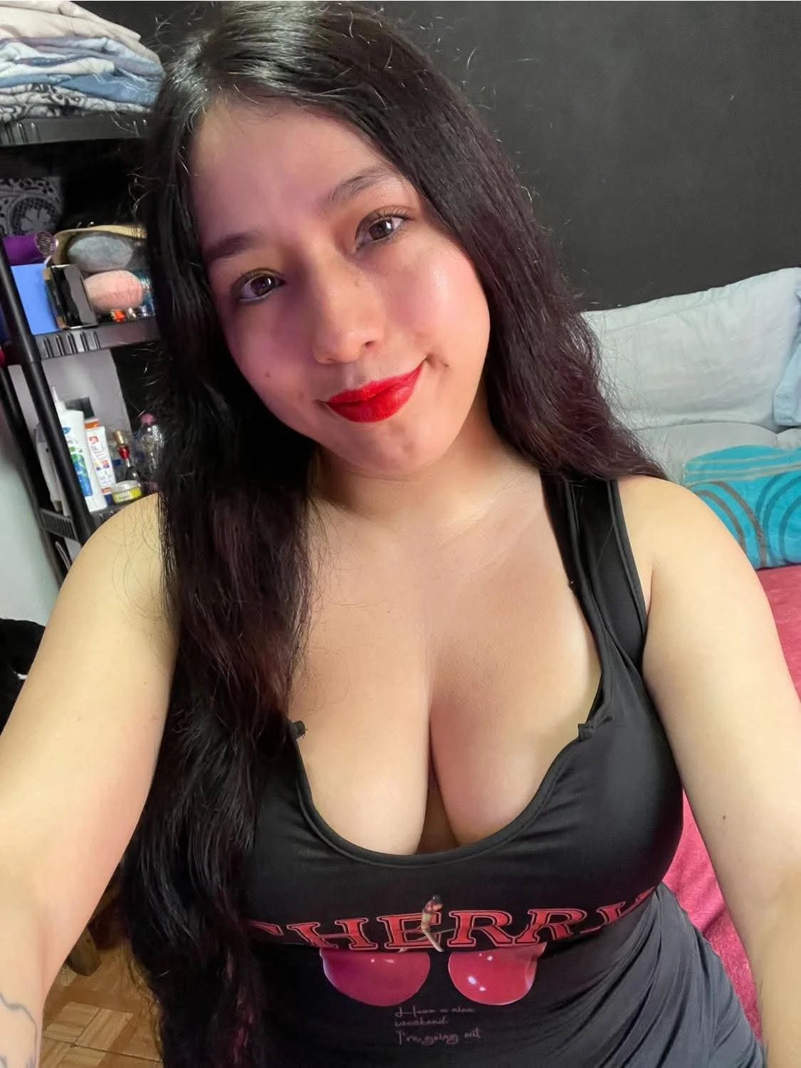 La putita de mi novia...esta bien chichona...que la disfruten main image