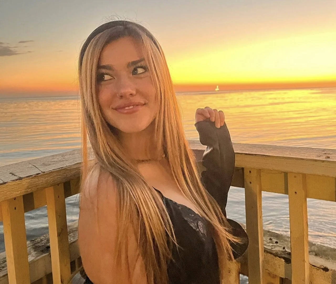 Gorgeous American teen Charlotte image 16