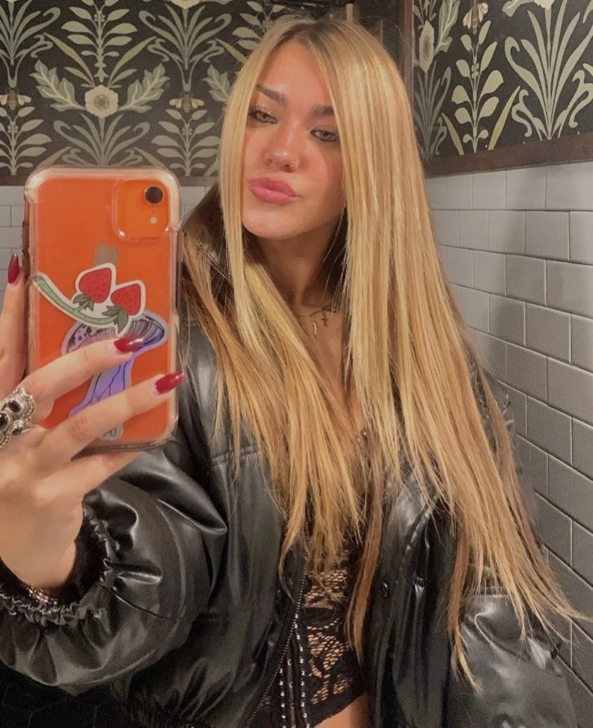 Gorgeous American teen Charlotte image 19