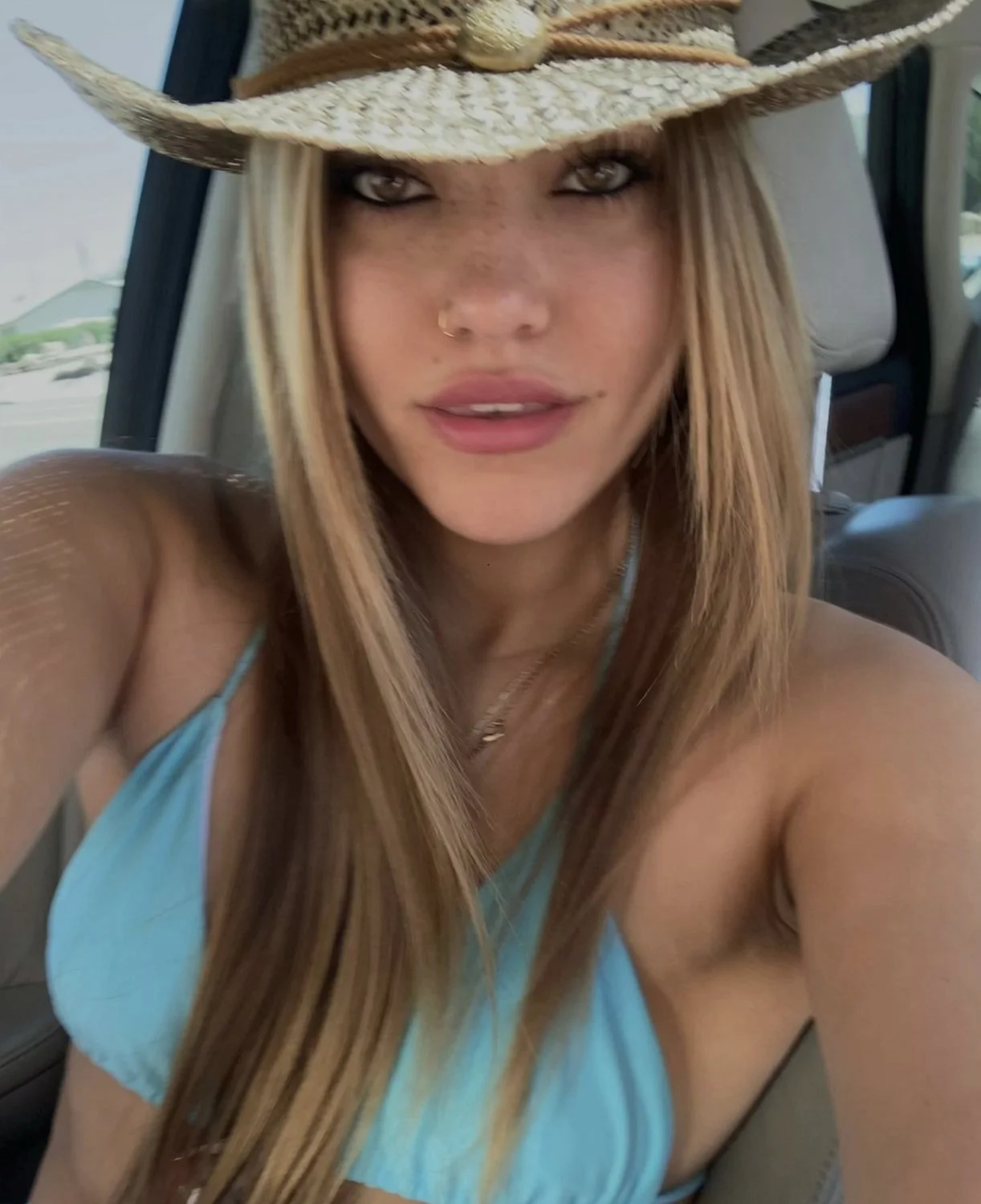 Gorgeous American teen Charlotte image 5